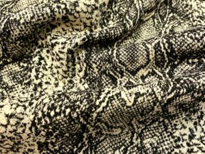 Kígyómintás elasztikus jacquard szövet