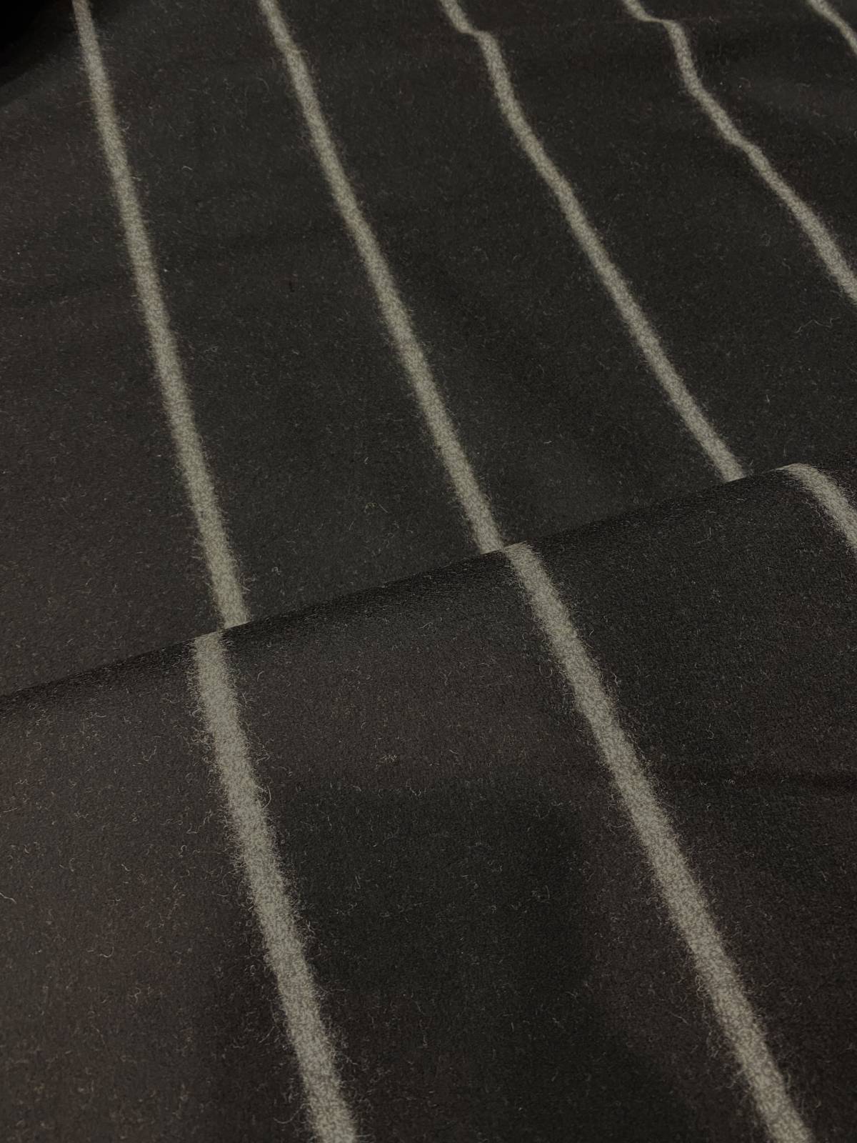 Fekete csíkos kabátszövet