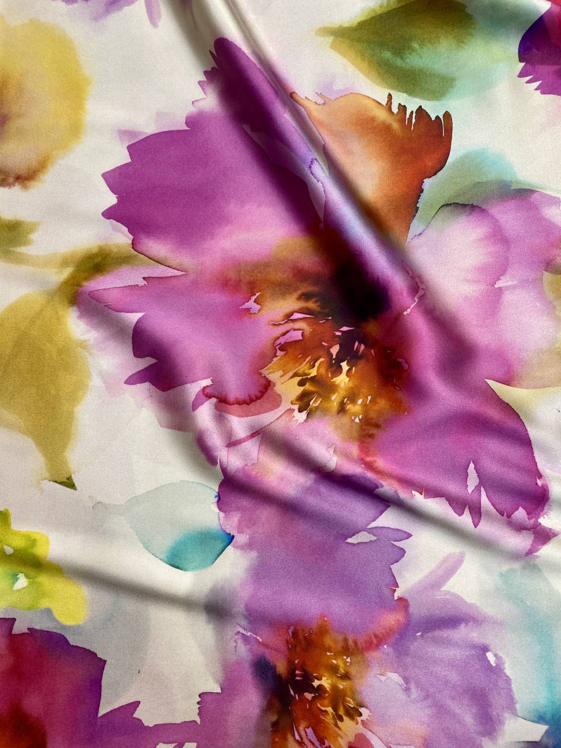 Virágmintás elasztikus hernyóselyem szatén