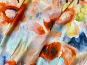 Nagyvirágos, festett hatású elasztikus hernyóselyem szatén