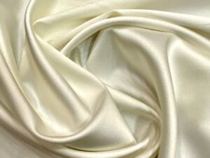 Krémfehér elasztikus hernyóselyem szatén