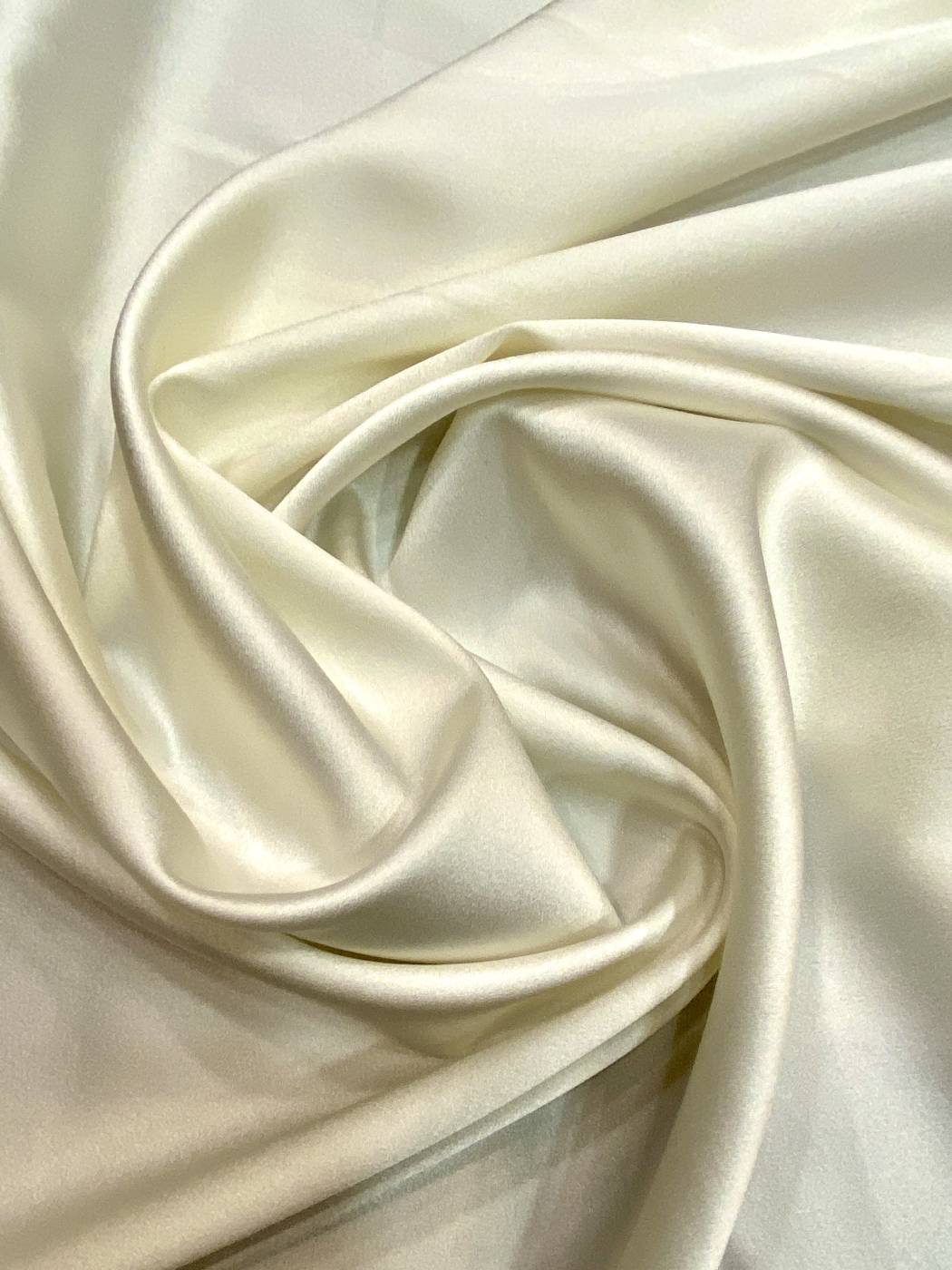 Krémfehér elasztikus hernyóselyem szatén