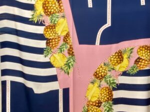 Ananászmintás paneles hernyóselyem szatén – tengerészkék rózsaszín kerettel