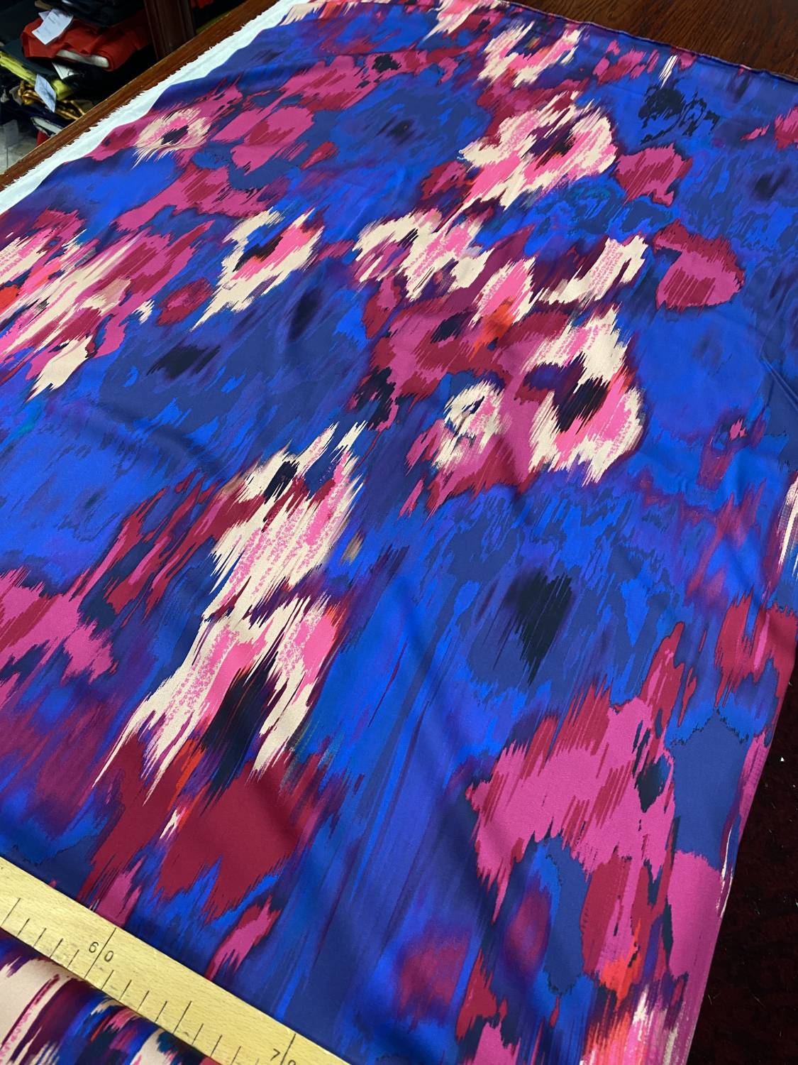 Királykék–fukszia absztrakt mintás olasz viszkóz szatén - Image 2