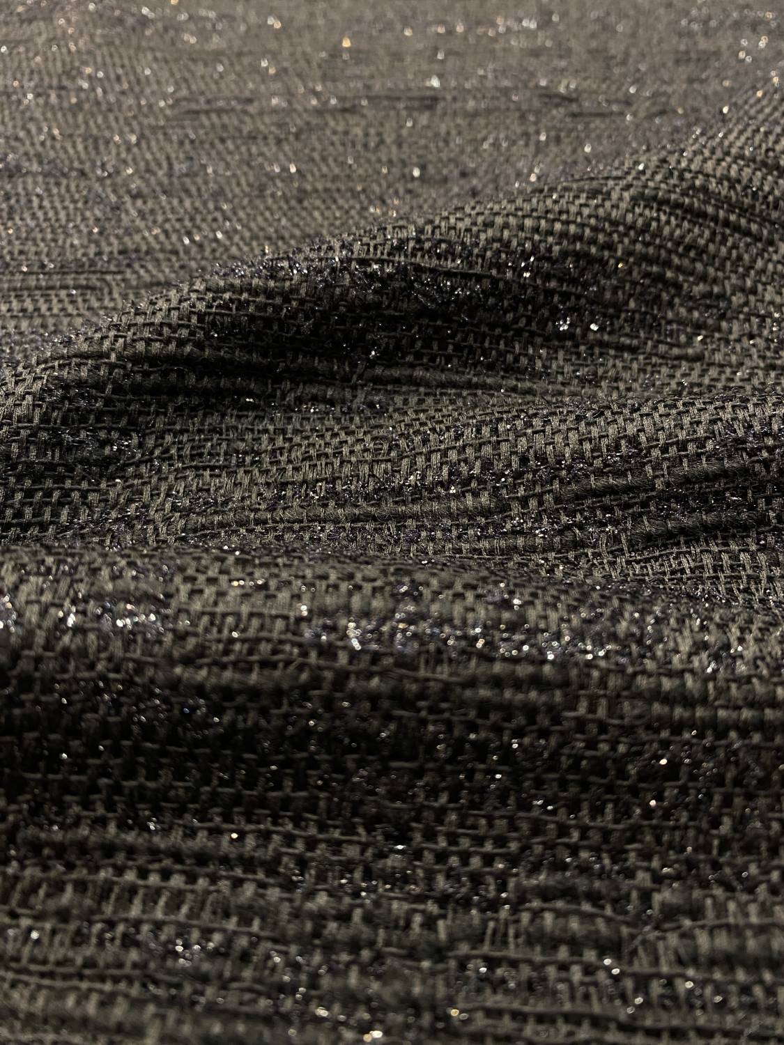 Éjfekete Ezüstszálas Chanel buklé