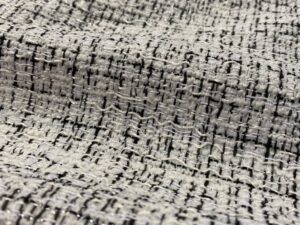 Törtfehér- fekete fémszálas Chanel szövet