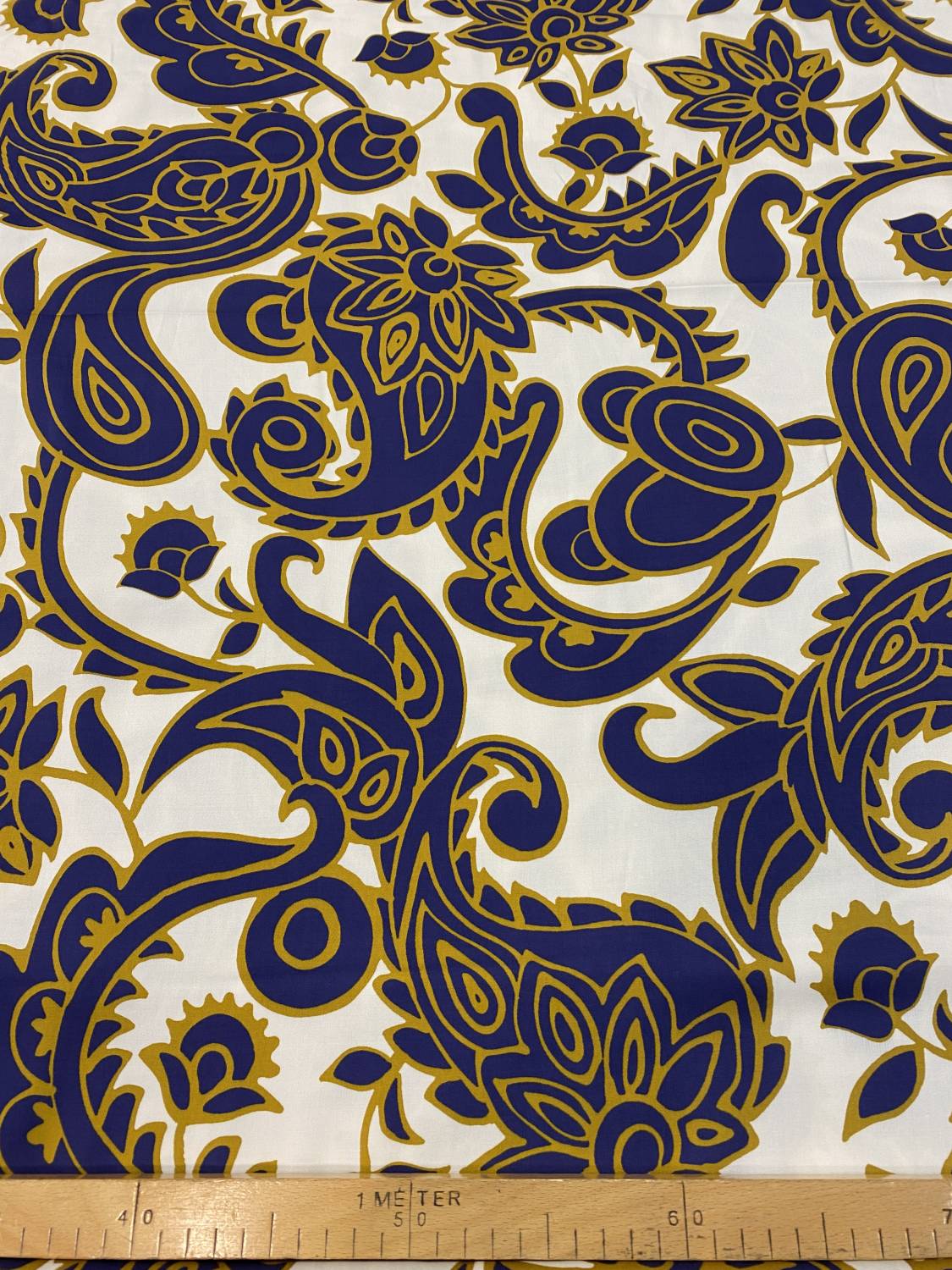 Királykék–mustár barokkos paisley viszkóz flokon