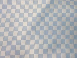 Világoskék–törtfehér kockás selyem–poliészter szövet