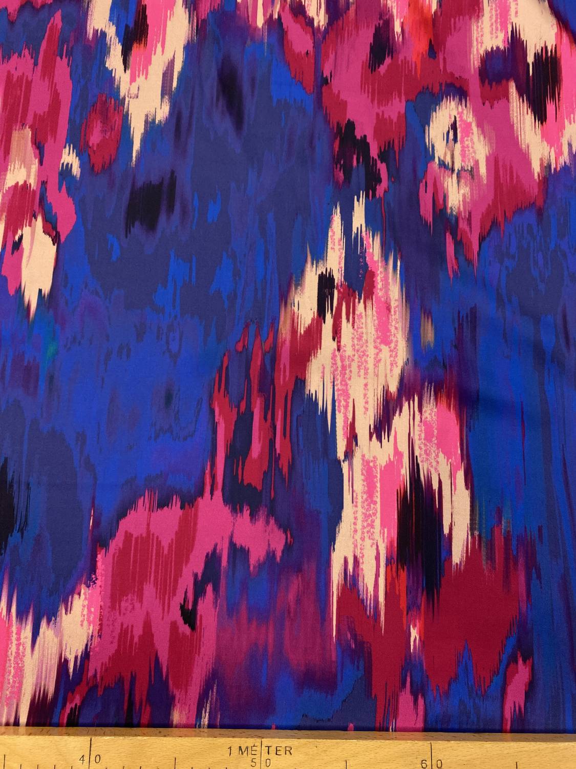 Királykék–fukszia absztrakt mintás olasz viszkóz szatén