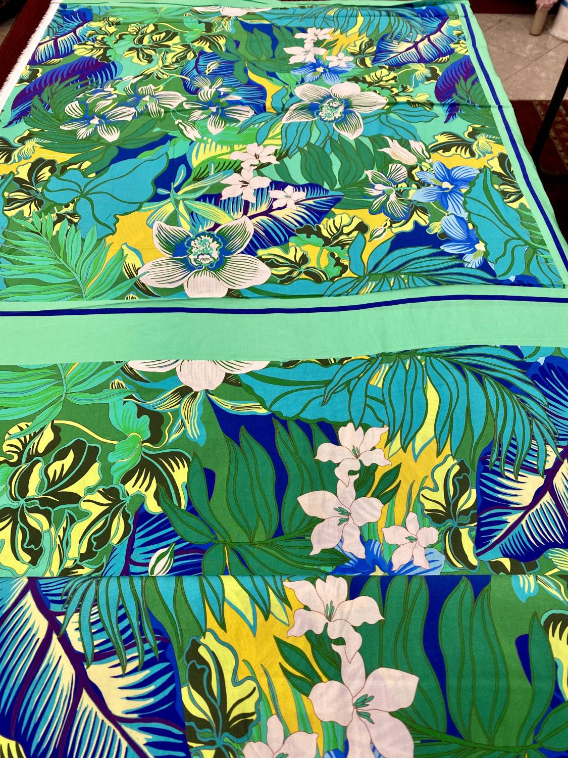 Trópusi zöld virágos, keretes panel mintás viszkóz flokon