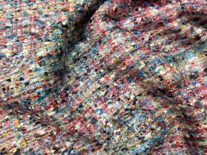 Pasztell korall–türkiz Chanel buklé