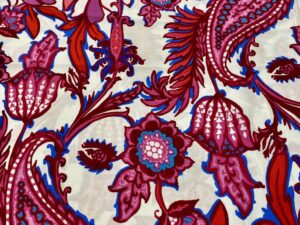 Pink–piros paisley virágos viszkóz flokon