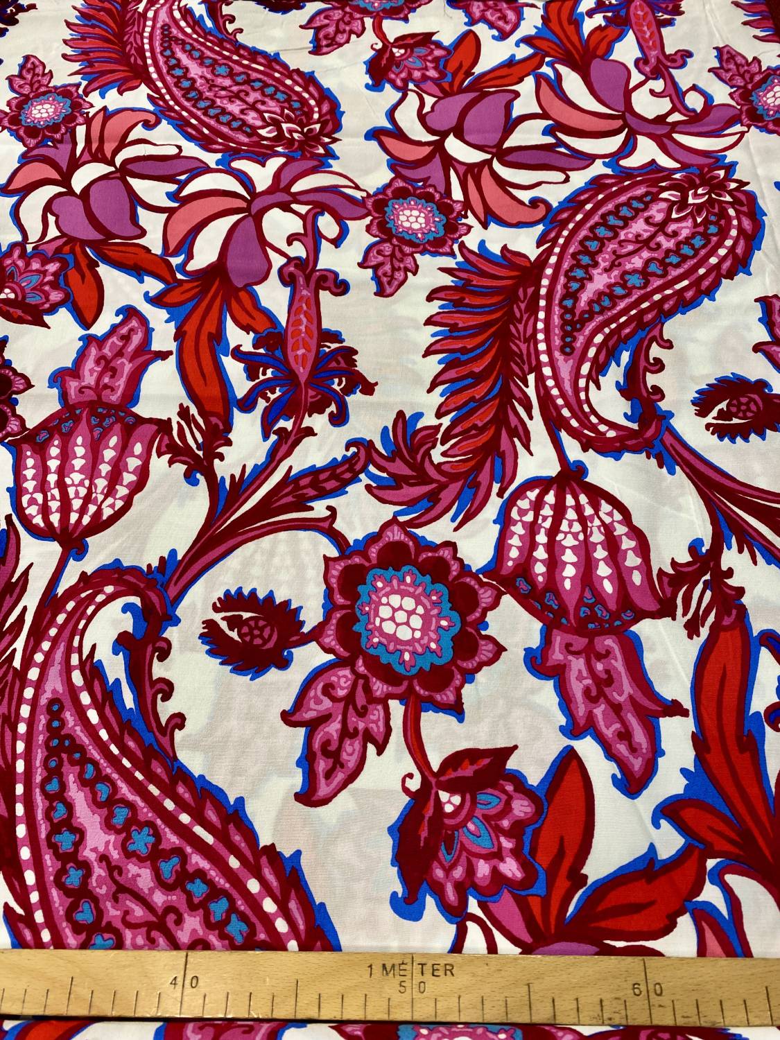 Pink–piros paisley virágos viszkóz flokon