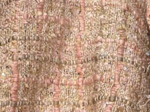 Korall-arany tónusú lurex szálas Chanel jellegű buklé szövet