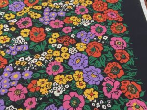 Fekete alapon élénk virágmintás olasz pamut puplin