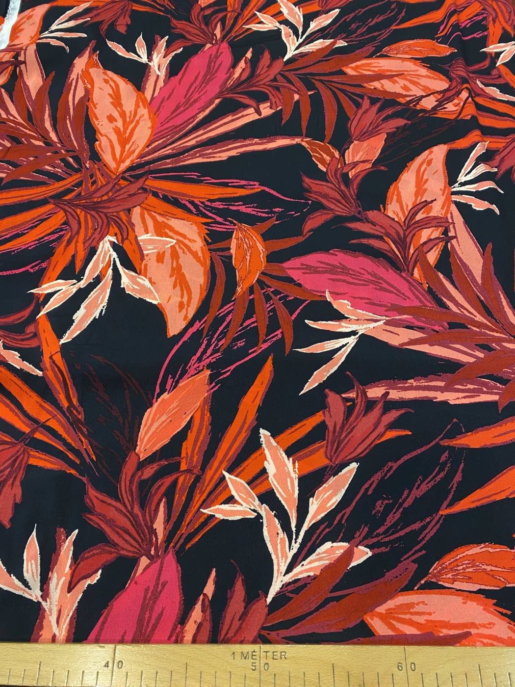 Fekete alapú levélmintás viszkóz muszlin zsorzsett