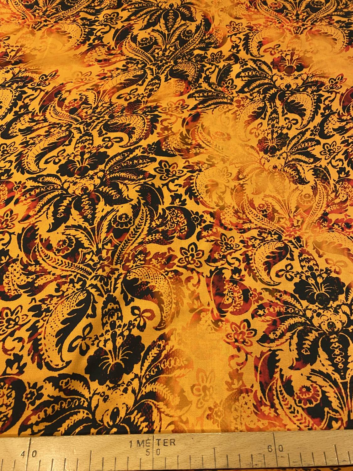 Barokk–indiai paisley mintás viszkóz szatén