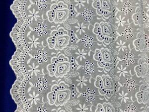 Virágmintás törtfehér pamut madeira csipke