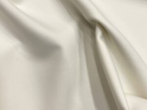 Törtfehér árnyalatú finomgyapjú – vékony, lágy esésű