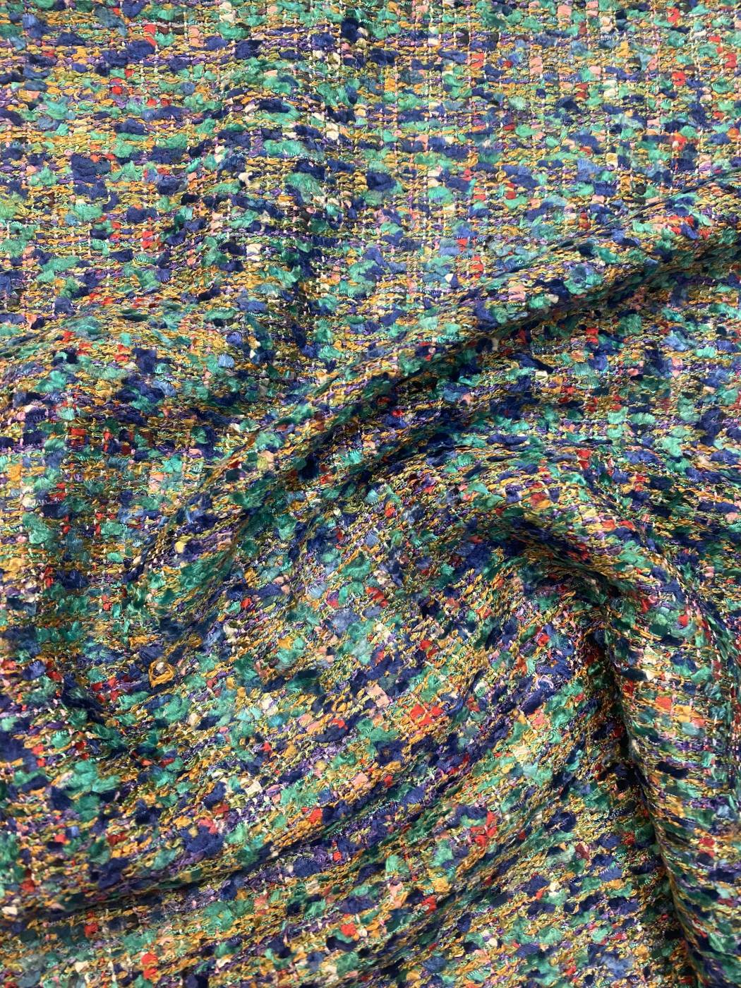 Smaragdzöld–éjkék aranyszálas Chanel buklé