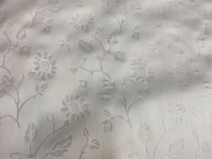 Törtfehér virágmintás hernyóselyem organza