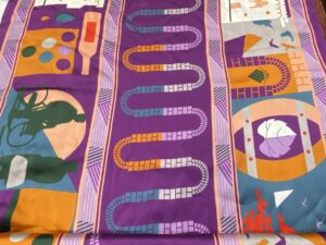 Prémium mintás hernyóselyem szatén – modern grafikus sávos designer selyem