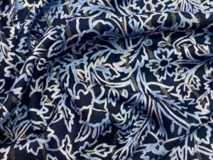 Sötétkék virágmintás arany csíkos viszkóz flokon – elegáns, fényes hatás