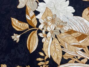 Fekete–arany stilizált virágmintás viszkóz flokon