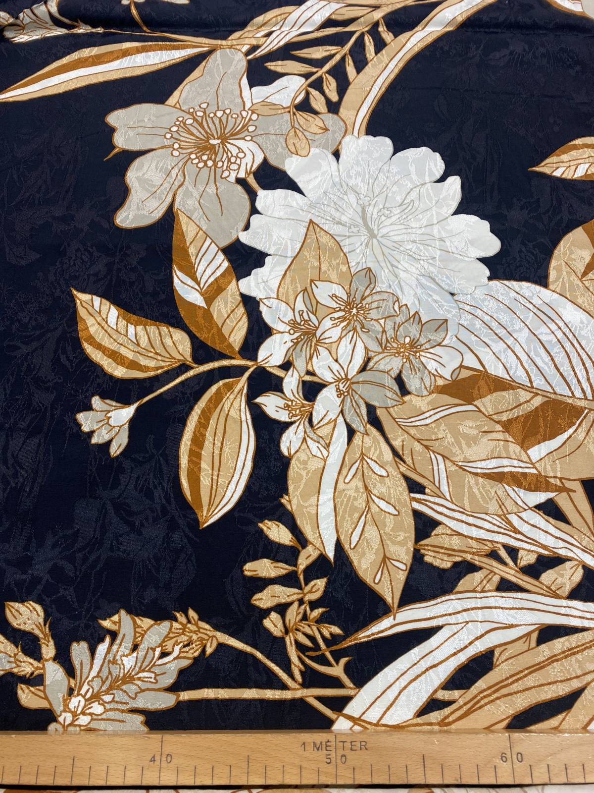 Fekete–arany stilizált virágmintás viszkóz flokon