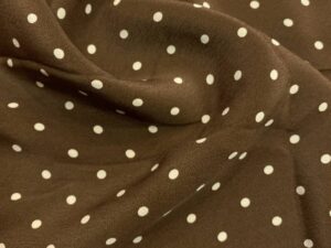 Csokoládébarna alapon krémszín pöttyös olasz viszkóz flokon