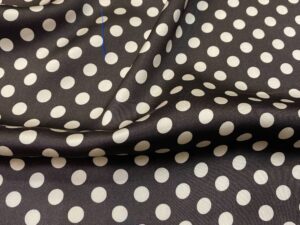 Sötétbarna–törtfehér pöttyös olasz viszkóz flokon