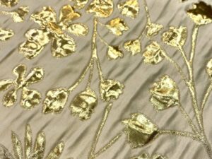 Arany virágmintás jacquard brokát ekrü alapon