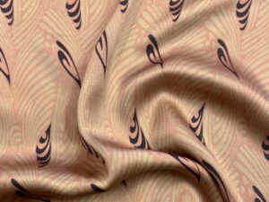 Mintás hernyóselyem szatén – elegáns tollmintával