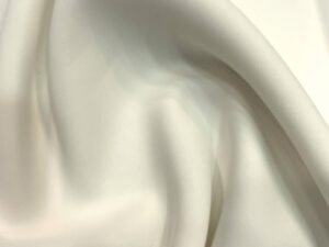Törtfehér elasztikus viszkóz zsorzsett ruhaanyag – lágy esésű