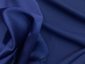 Kétoldalas elasztikus szatén zsorzsett – mély éjkék