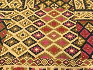 Etnikus geometrikus mintás viszkóz flokon