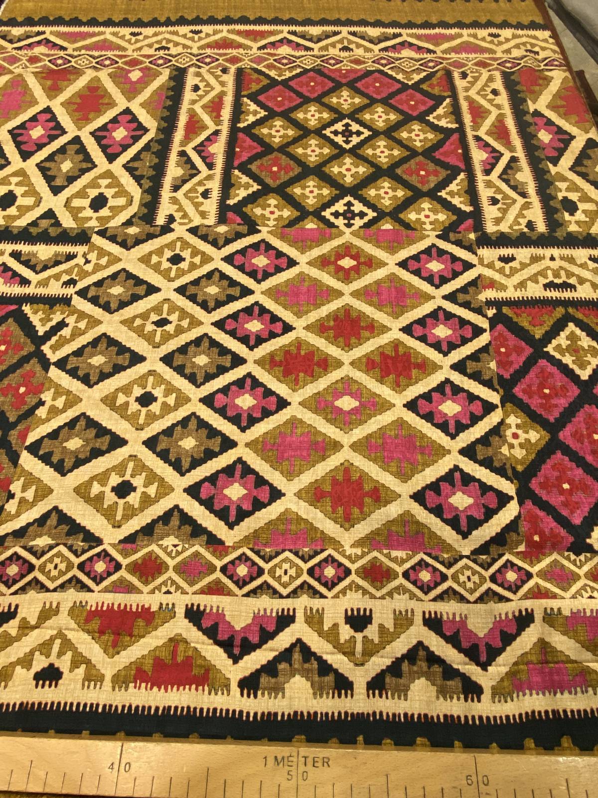 Etnikus geometrikus mintás viszkóz flokon