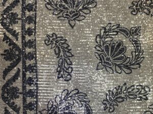 Ezüst alapon fekete barokk mintás paillettás elasztikus necc