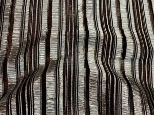 Ezüstfényű csíkos alkalmi szövet – strukturált designer ruhaanyag