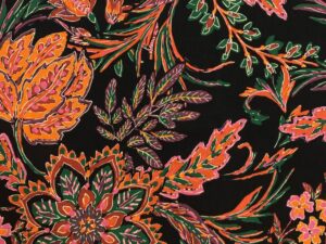 Fekete alapon egzotikus virágmintás viszkóz flokon