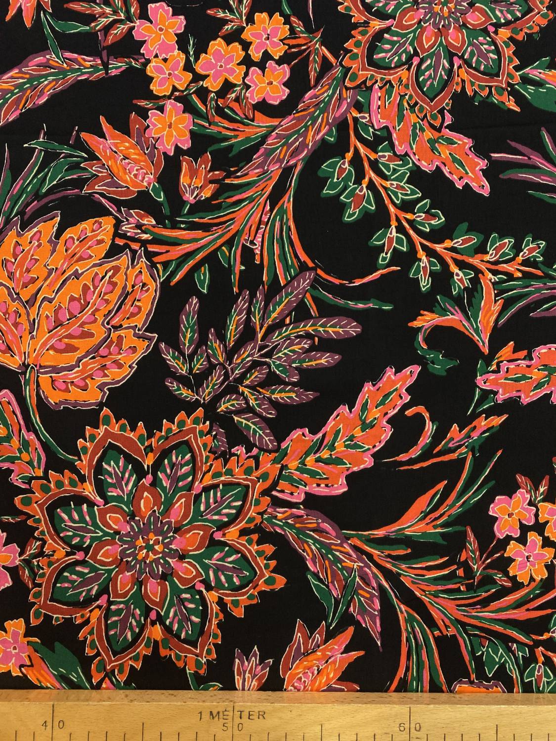 Fekete alapon egzotikus virágmintás viszkóz flokon