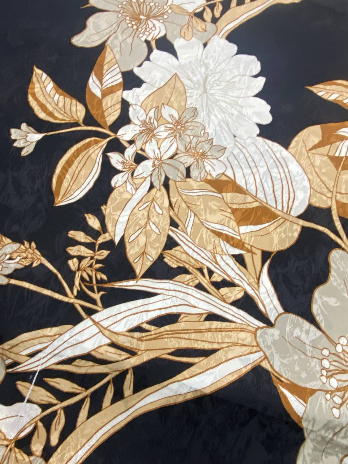 Fekete–arany stilizált virágmintás viszkóz flokon - Image 2