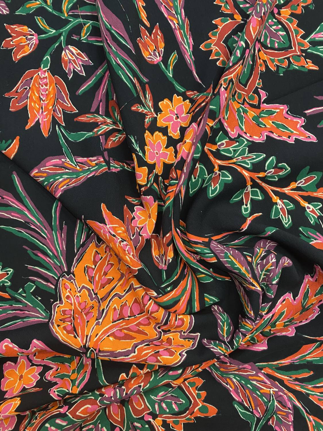 Fekete alapon egzotikus virágmintás viszkóz flokon - Image 2