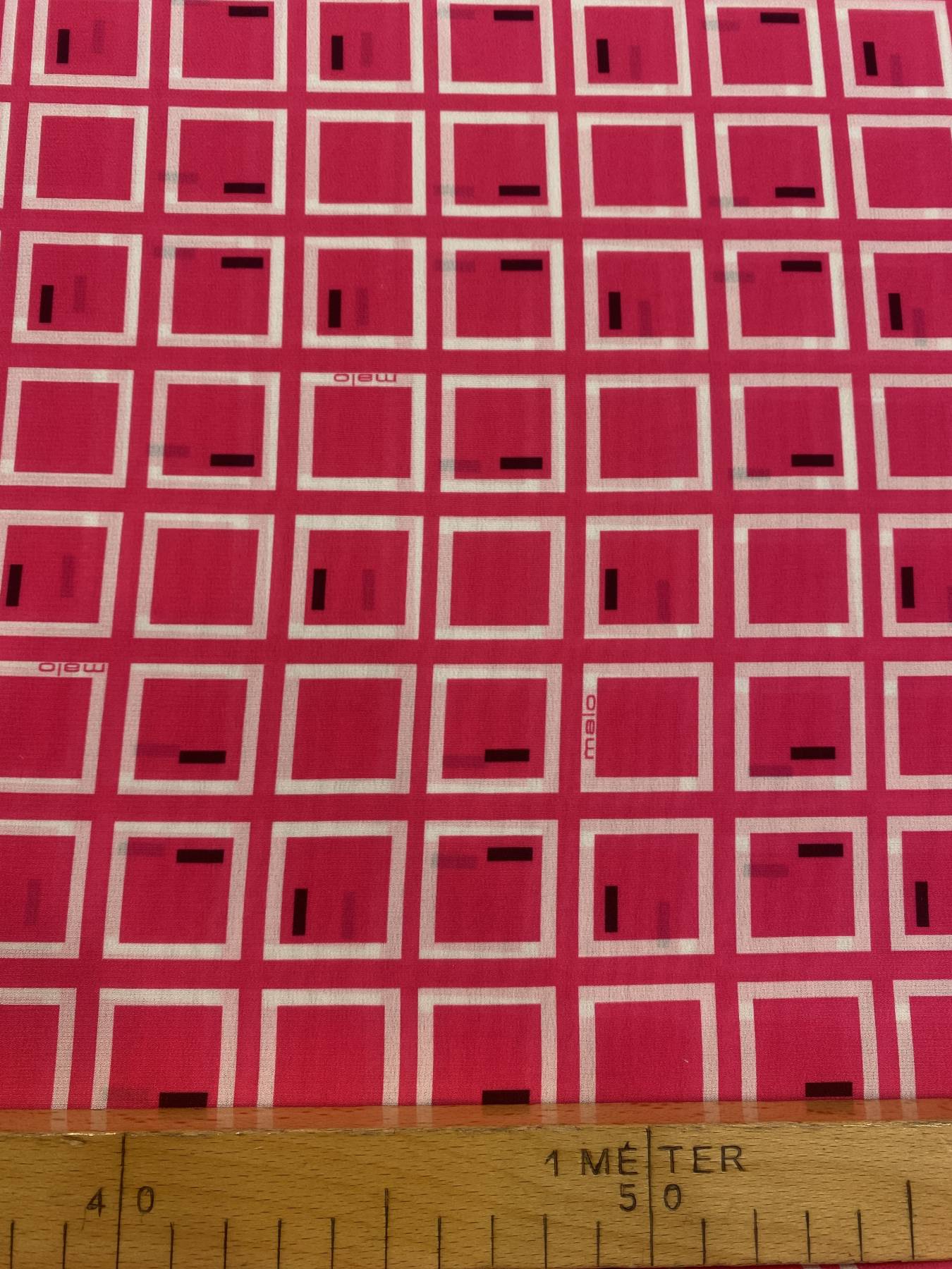 Fukszia grafikus négyzetrács mintás elasztikus olasz hernyóselyem zsorzsett