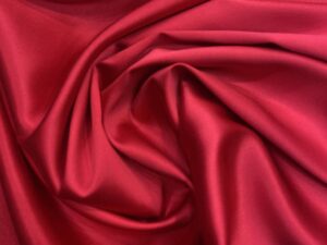 Bíbor fukszia elasztikus olasz hernyóselyem szatén – exkluzív, selymes fényű ruhaanyag