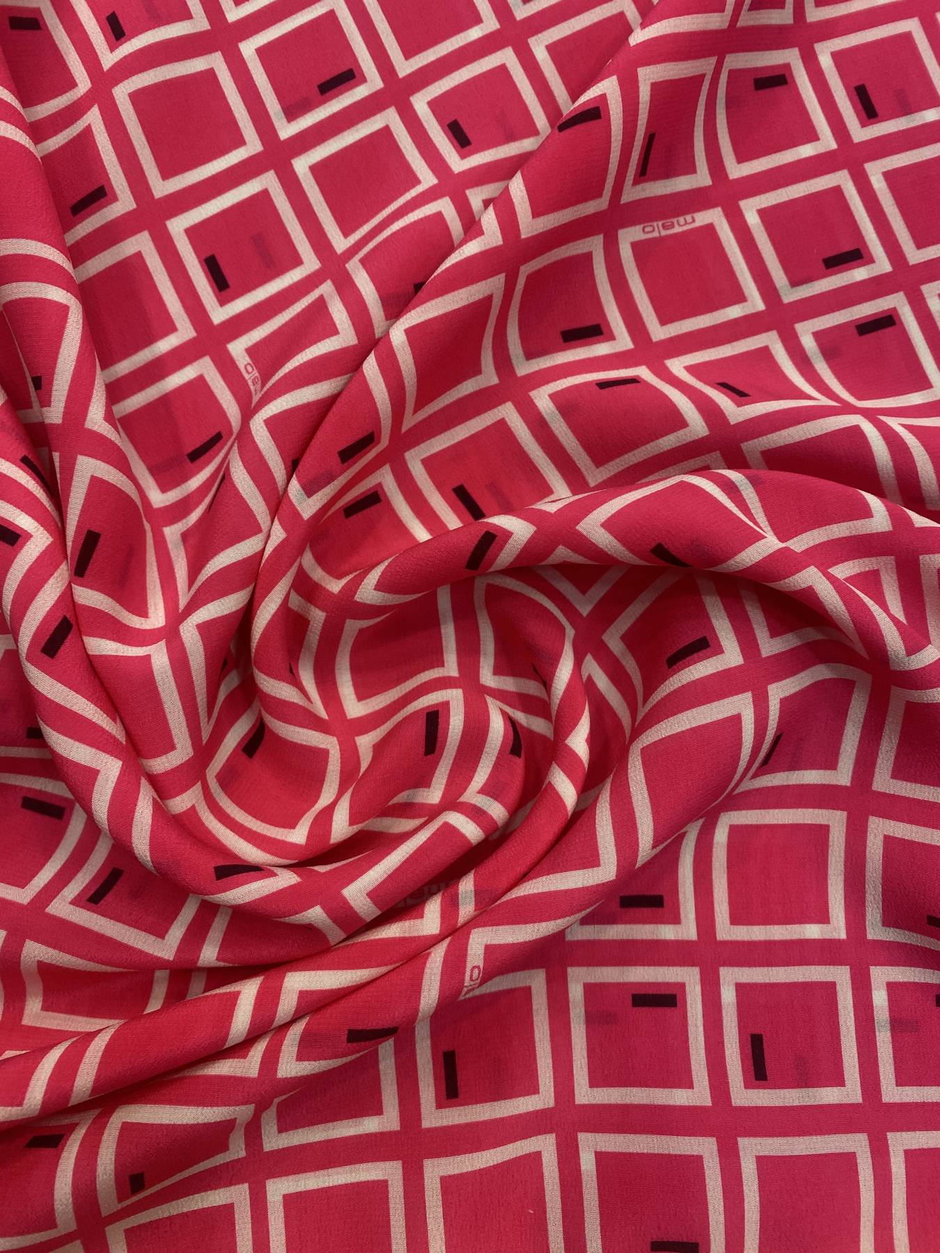 Fukszia grafikus négyzetrács mintás elasztikus olasz hernyóselyem zsorzsett - Image 2