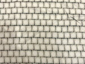 Törtfehér-fekete geometrikus kockamintás viszkóz flokon