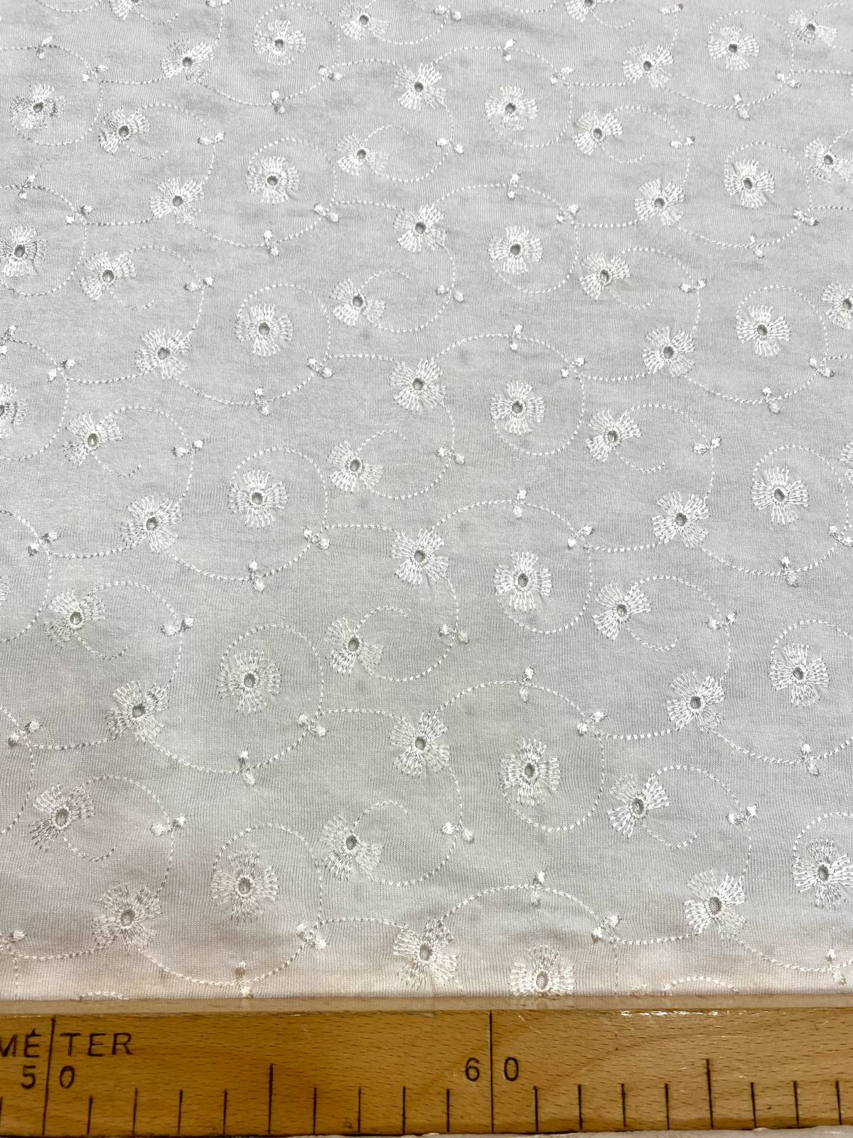 Törtfehér madeira mintás viszkóz jersey