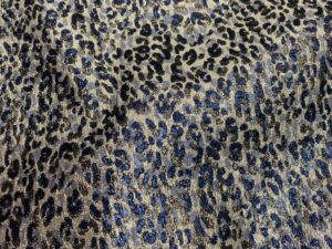 Ezüst–kék irizáló állatmintás jacquard brokát