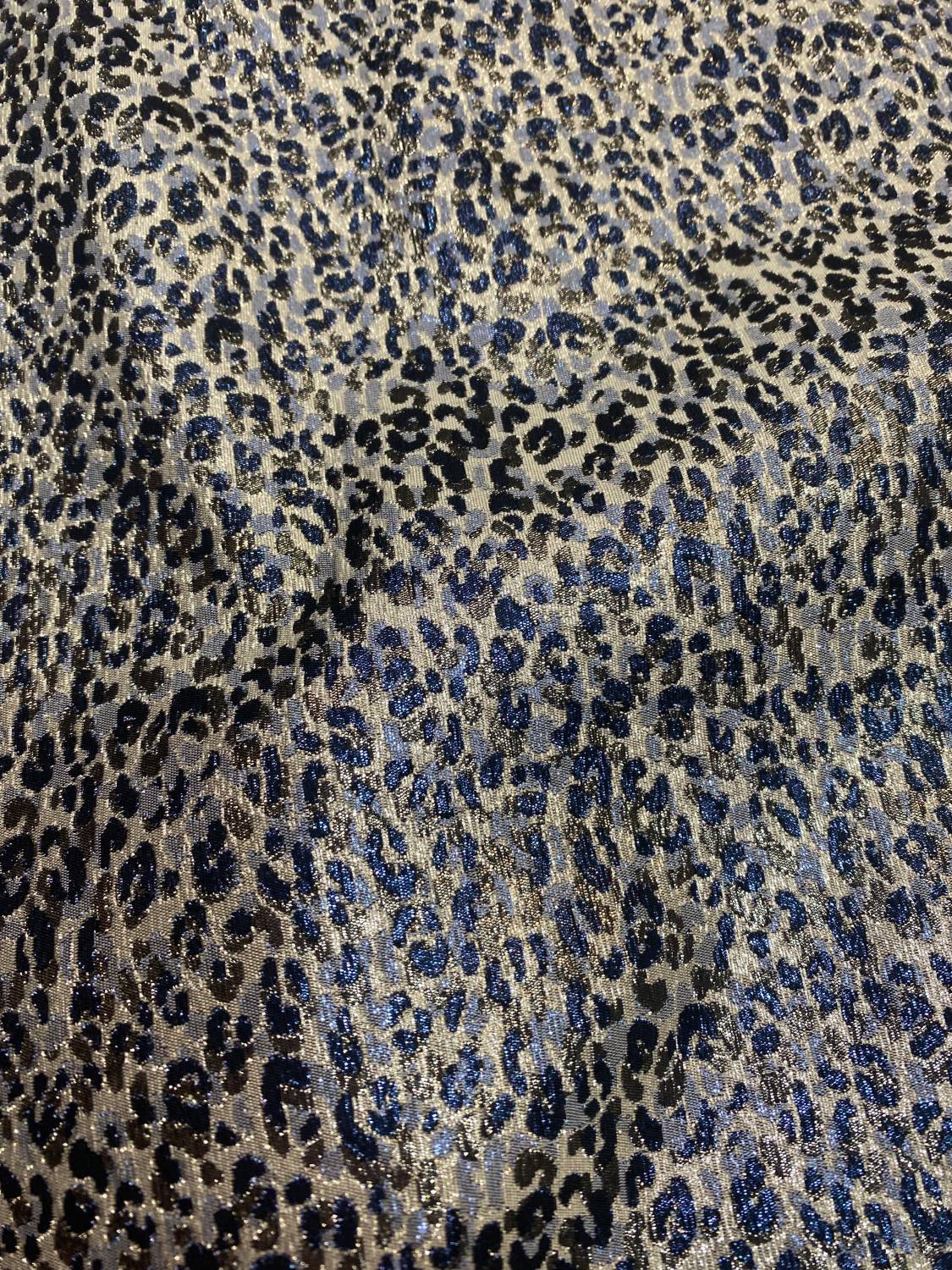 Ezüst–kék irizáló állatmintás jacquard brokát
